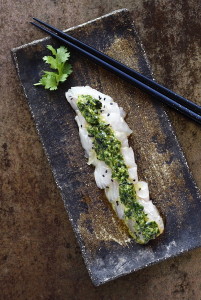 sashimi de poisson au condiment d'herbes