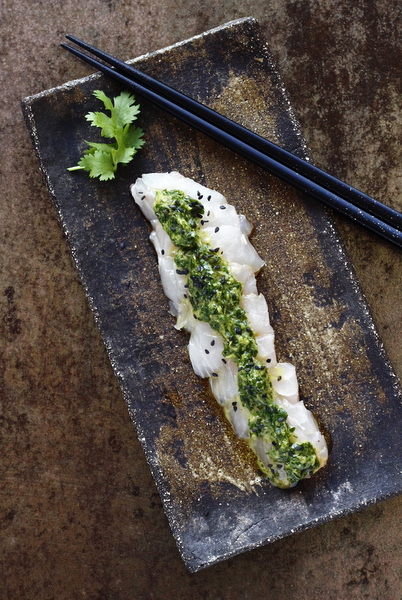 sashimi de poisson au condiment d'herbes