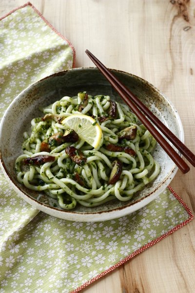 Nouilles japonaises udon au pesto