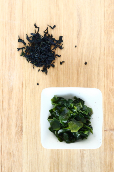 algue japonaise wakame séchée et réhydratée